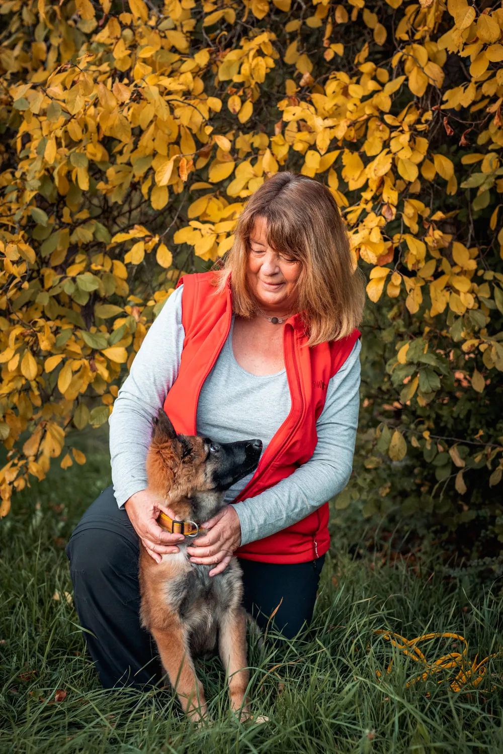 Silvia Hein hält lächelnd ihren jungen Hund Fridi im Arm